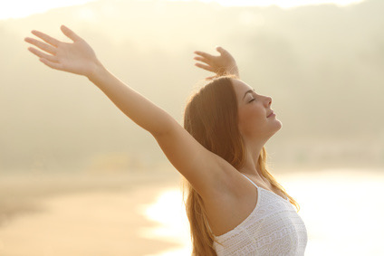 Sophrologie, jeune femme en relaxation